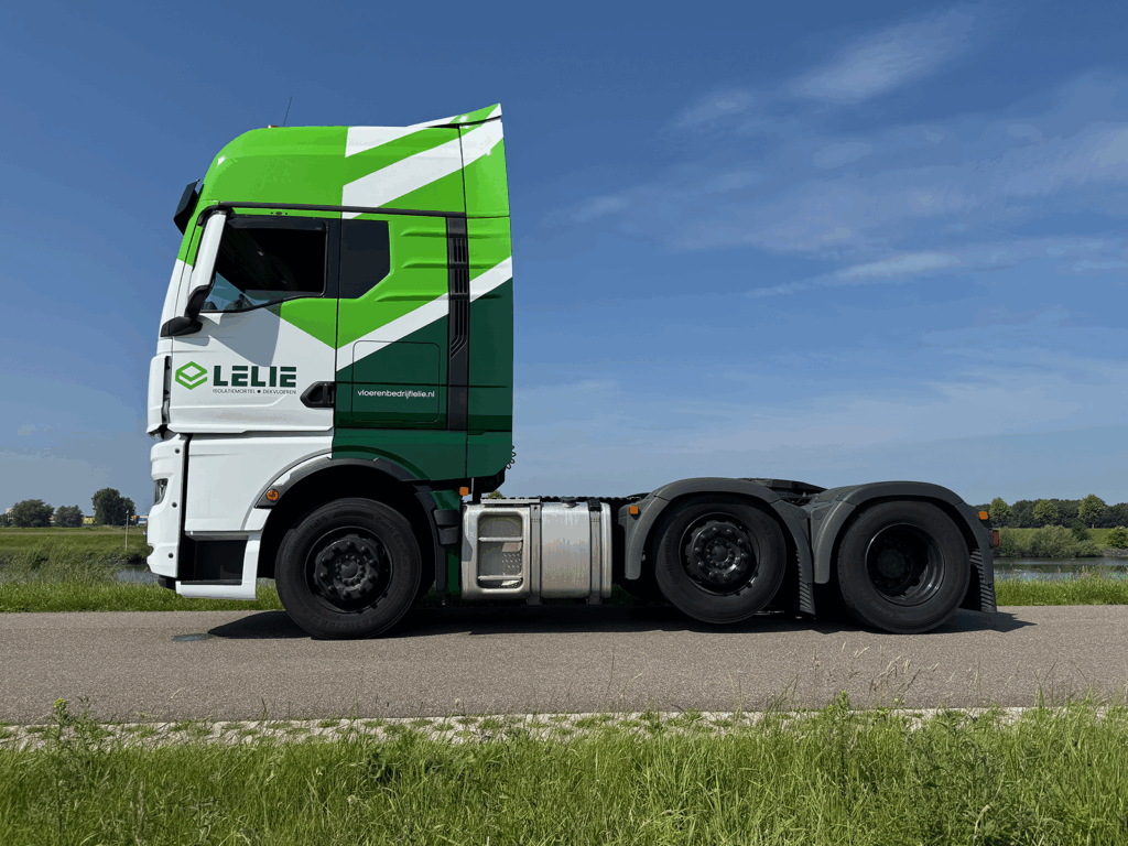 Belettering Zijkant Vrachtwagen Vloerenbedrijf Lelie