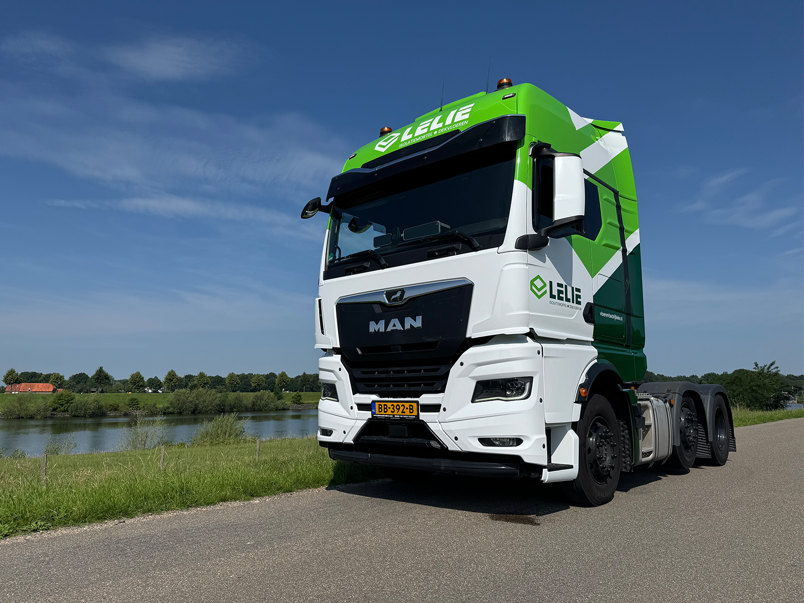 vrachtwagen vloerenbedrijf lelie