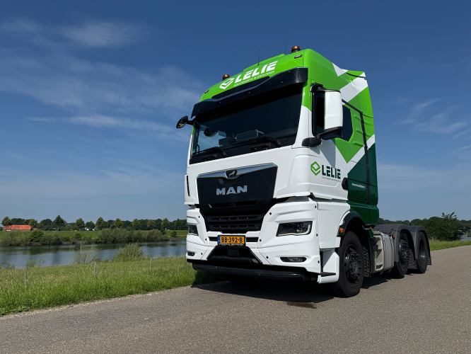 vrachtwagen vloerenbedrijf lelie